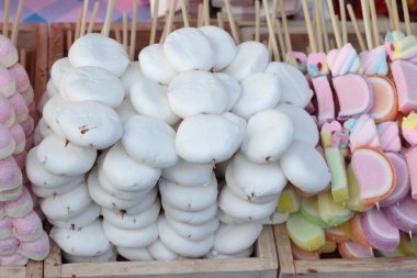 Hatmi farklı renkli sopa üzerinde.