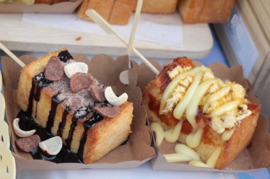 Çikolatalı süt ile tepesinde tost.