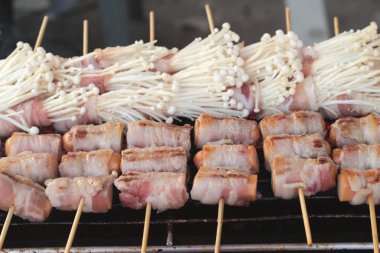 lezzetli mantarlı ızgara domuz pastırması.