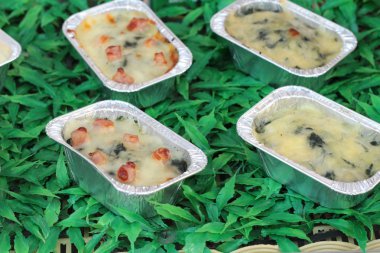 Ispanak, mantar, sucuk Peynirli ekmek.