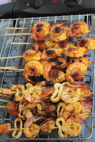 Crevettes grillées et calmar sur le barbecue . — Photo