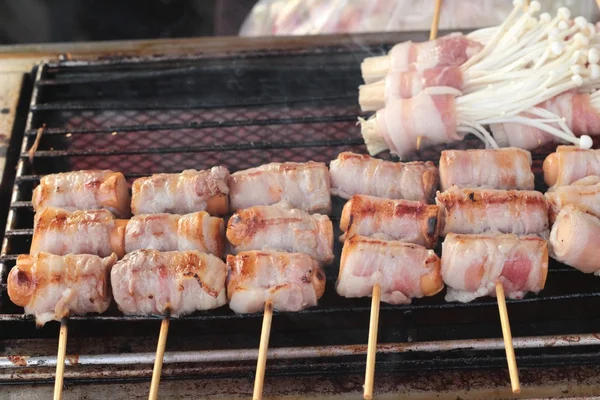 Tocino a la parrilla con setas de delicioso . — Foto de Stock