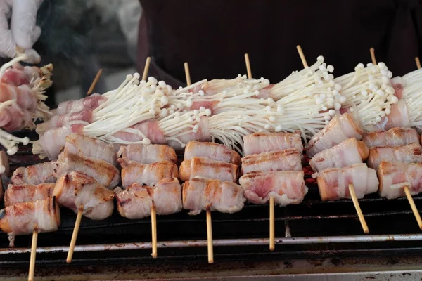 Gegrilde bacon met paddestoelen van heerlijke. — Stockfoto