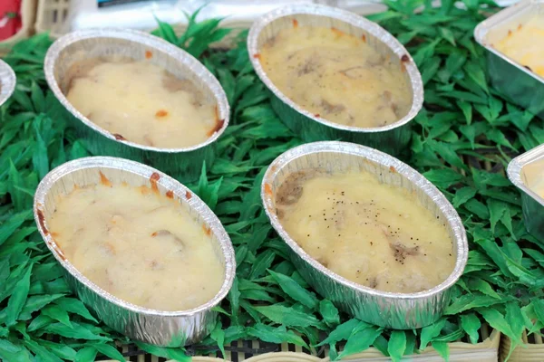 Bread baked with cheese on spinach, mushrooms, sausage. — Stock Photo, Image