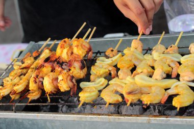 Izgara karides ve yemeği ızgara kalamar.