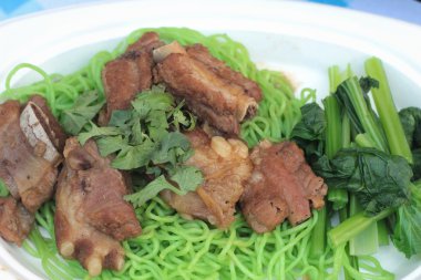 Lezzetli haşlanmış domuz noodle.