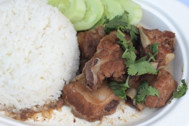 Buğulanmış domuz eti lezzetli pilav.