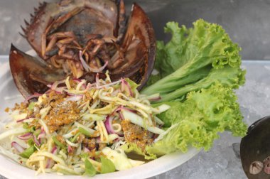 Baharatlı at nalı yengeci yumurta salatası.