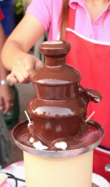 Schokoladenüberzug mit süßem Marshmallow. — Stockfoto