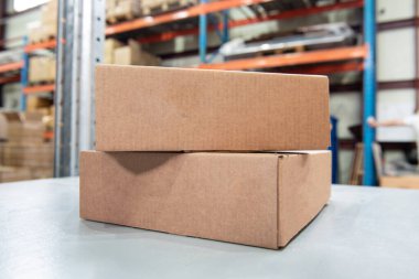 Depoda masanın üzerinde duran karton kutular yakın plan. Lojistik, dağıtım ve dağıtım konsepti. maketleme