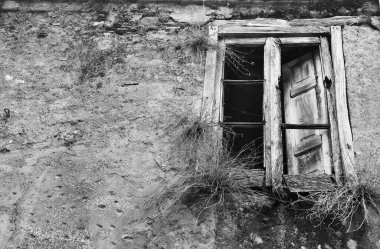 Naso Sicilya 'nın terk edilmiş evlerinin pencereleri