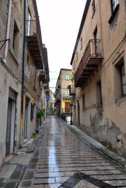 Sicilya 'daki antik evleriyle Naso' nun tarihi merkezi.