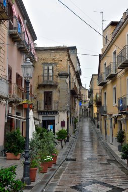 Sicilya 'daki antik evleriyle Naso' nun tarihi merkezi.