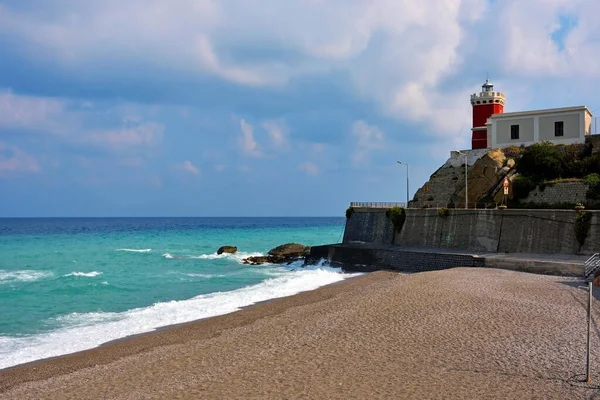 Sicilya 'daki Capo d' Orlando kumsalı ve deniz feneri.
