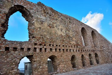 San Marco d 'Alunzio Sicilya' daki Norman Kalesi 'nin kalıntıları.