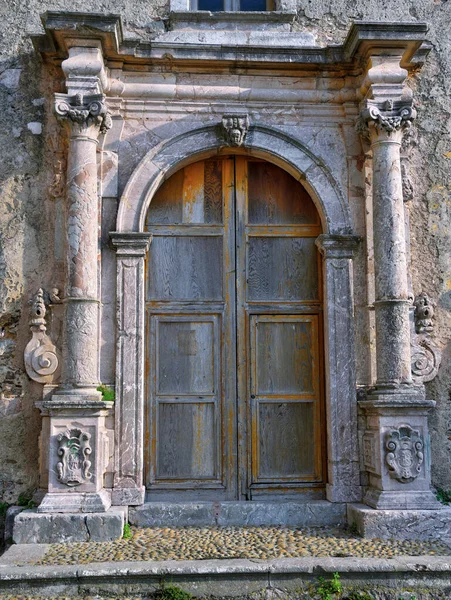 可怜的圣玛伦齐奥圣母玛利亚教堂的门廊 — 图库照片