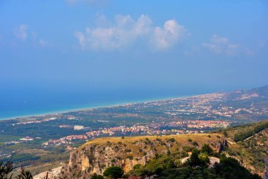 Capo d 'Orlando sahilinin panoraması Sicilya İtalya