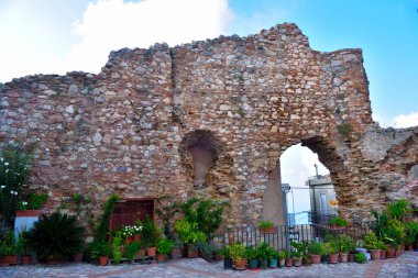 San Marco d 'Alunzio Sicilya' daki Norman Kalesi 'nin kalıntıları.