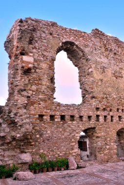 San Marco d 'Alunzio Sicilya' daki Norman Kalesi 'nin kalıntıları.