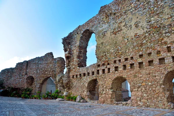 意大利圣马可达隆齐奥诺曼人城堡的废墟 — 图库照片