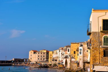 9 köy tipik evleri ve denizde yıkanan evleri ile 19 Eylül 2020 Cefal Italya 