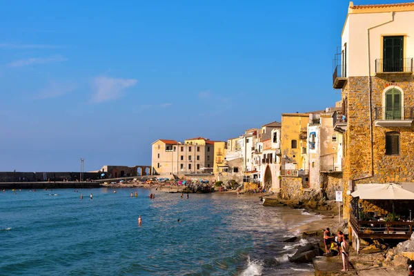 Village Its Typical Houses Bathers Sea Sep 2020 Cefal Italy — Stock Photo, Image