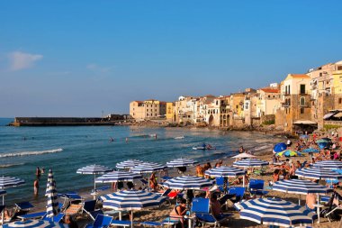  Sicilya köyünün güzel kumlu plajı. Birçok turist için bir varış noktası. Eylül 19 2020 Cefal İtalya.