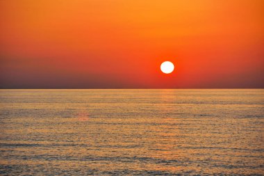 Capo d 'Orlando sahilinde gün batımı Sicilya' da