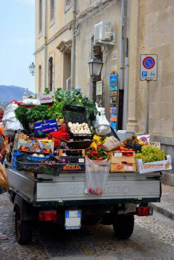 Sicilya köyünün tarihi merkezinde meyve ve sebze yüklü üç tekerlekli 25 Eylül 2020 Cefal Italya