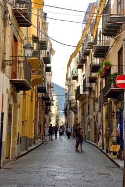 Sicilya köyünün tarihi yaya merkezinde turistler 19 Eylül 2020 Cefal İtalya 