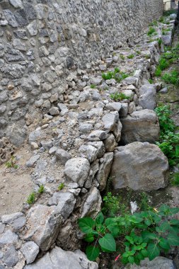 Megalitik duvarlar olarak adlandırılan antik tahkimatlar ve tarihleri beşinci yüzyıldan önce değil.