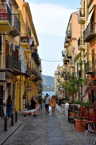 Tourists Historic Pedestrian Center Sicilian Village Sep 2020 Cefal Italy — Stock Photo, Image