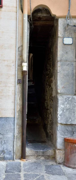 意大利塞法利亚的一条非常狭窄的小巷 — 图库照片