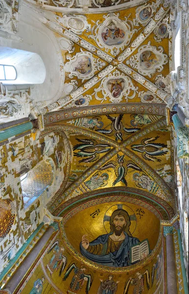 拜占庭阿拉伯 诺曼风格的内部大教堂2020年9月25日 意大利塞法卢 — 图库照片