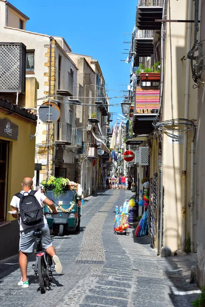 Turisták Történelmi Sétálóutcában Szicíliai Falu Sze 2020 Cefalu Olaszország — Stock Fotó