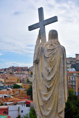 Arka plandaki Gaeta İtalya 'daki Sanfrancesco tapınağında heykel.