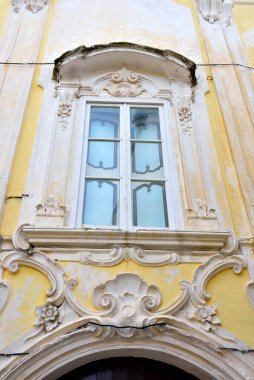 Gelibolu İtalya şehir merkezindeki tarihi binaların pencereleri