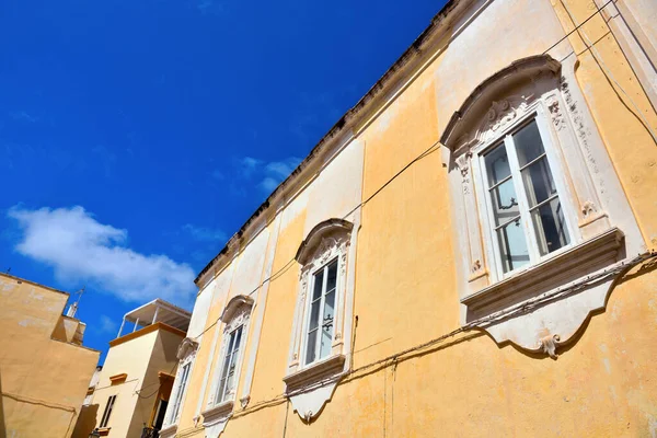 Fenster Der Historischen Gebäude Der Innenstadt Von Gallipoli Italien — Stockfoto