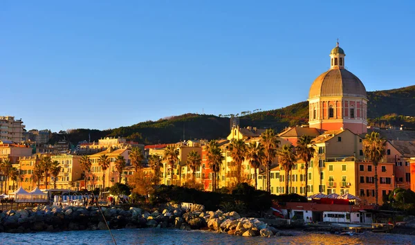 Panorama Cenova Pegli İtalya denizinden görüldü.