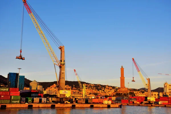 提灯の後ろの港ターミナル内の容器の取り扱い12月13 2020 Genoa Italy — ストック写真