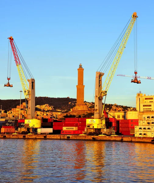 提灯の後ろの港ターミナル内の容器の取り扱い12月13 2020 Genoa Italy — ストック写真