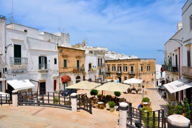 Beyaz saraylı köyün karakteristik tarihi merkezi 2 Mayıs 2018 Ostuni Puglia İtalya