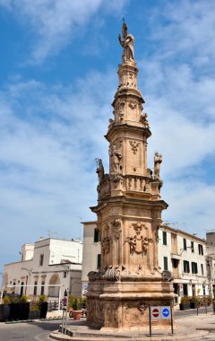 Santa Oronzo 'dan Barok Sütunları 20.75 metre yüksekliğindeki Piazza della Liberta tarihi merkezinde - 2 Mayıs 2018 Ostuni Puglia İtalya