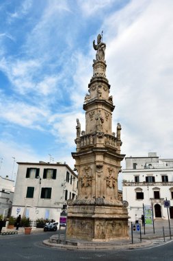 Santa Oronzo 'dan Barok Sütunları 20.75 metre yüksekliğindeki Piazza della Liberta tarihi merkezinde - 2 Mayıs 2018 Ostuni Puglia İtalya