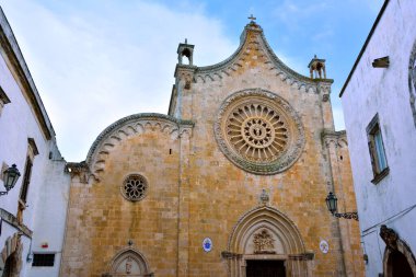 15. yüzyılda inşa edilen katedral kilisesinde Roma-Gotik tarzı Ostuni Puglia İtalya ön cephesi sergilenmektedir.