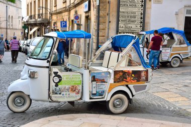 2 Mayıs 2018 'de Ostuni Puglia İtalya' da turist taşımak için üç tekerlekli motosiklet.