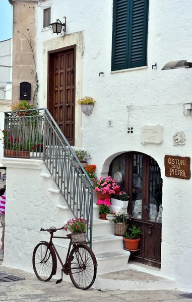 白い家を持つ村の特徴的な歴史的中心5月2 2018 Ostuniプーリアイタリア — ストック写真