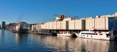 Akvaryum, Ponte Spinola 'da, 16. yüzyıl antik limanında, 13 Aralık 2020 Cenova İtalya' sında, Renzo piyanosunun dibinde yer almaktadır.