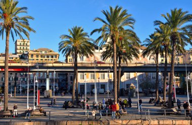 Antik liman, bölge, yukarıda yükseltilmiş bir yol ve 13 Aralık 2020 Ceneviz İtalya 'sında San Giorgio Sarayı görebilirsiniz.
