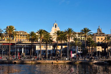 Antik liman, bölge, yukarıda yükseltilmiş bir yol ve 13 Aralık 2020 Ceneviz İtalya 'sında San Giorgio Sarayı görebilirsiniz.